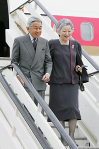 Their Majesties arrive at London Heathrow airport. (27 May)