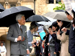 Their Majesties are welcomed by Japanese students at Trinity College. (28 May) 