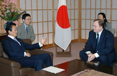 Foreign Minister Aso with British Deputy Prime Minister Prescott