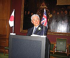 Governor Fukui delivers a speech