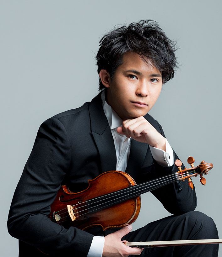 Img:Japanese man in a suit holding a violin
