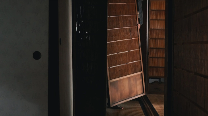 Img:Japanese screen door being removed from its frame