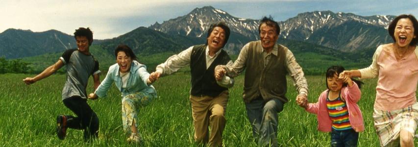 Img:Japanese family of 6 running happily through a meadow