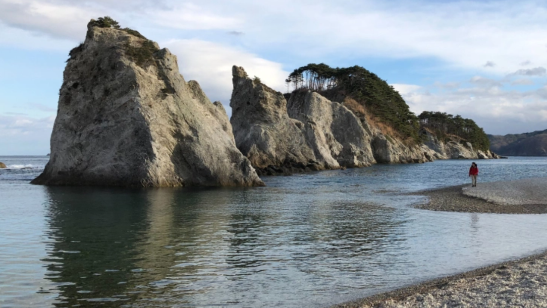 IMG:Rocky cliffs in the ocean