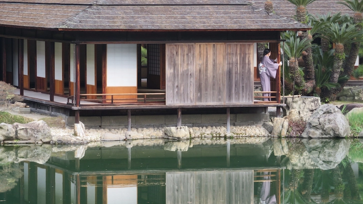 Img: Traditional Japanese house by the pond