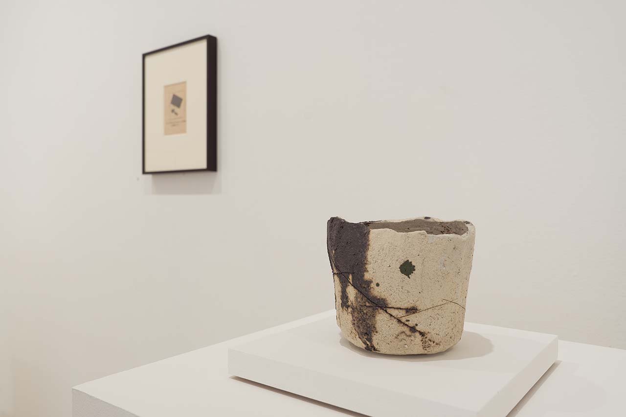 Img:Bage and brown pottery display in the garellyp