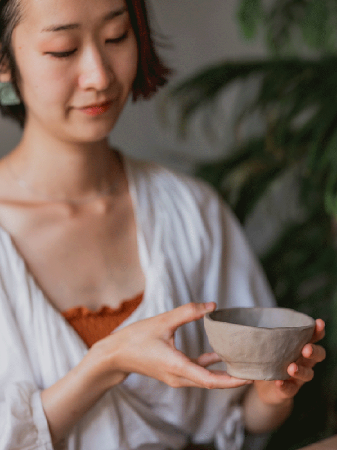 Img:Woman holdong Tea Bowl