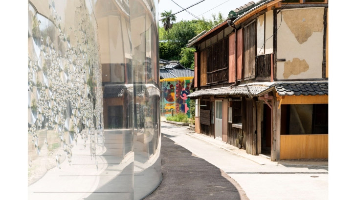 Img:carved glass garelly with traditional Japanese house on the street