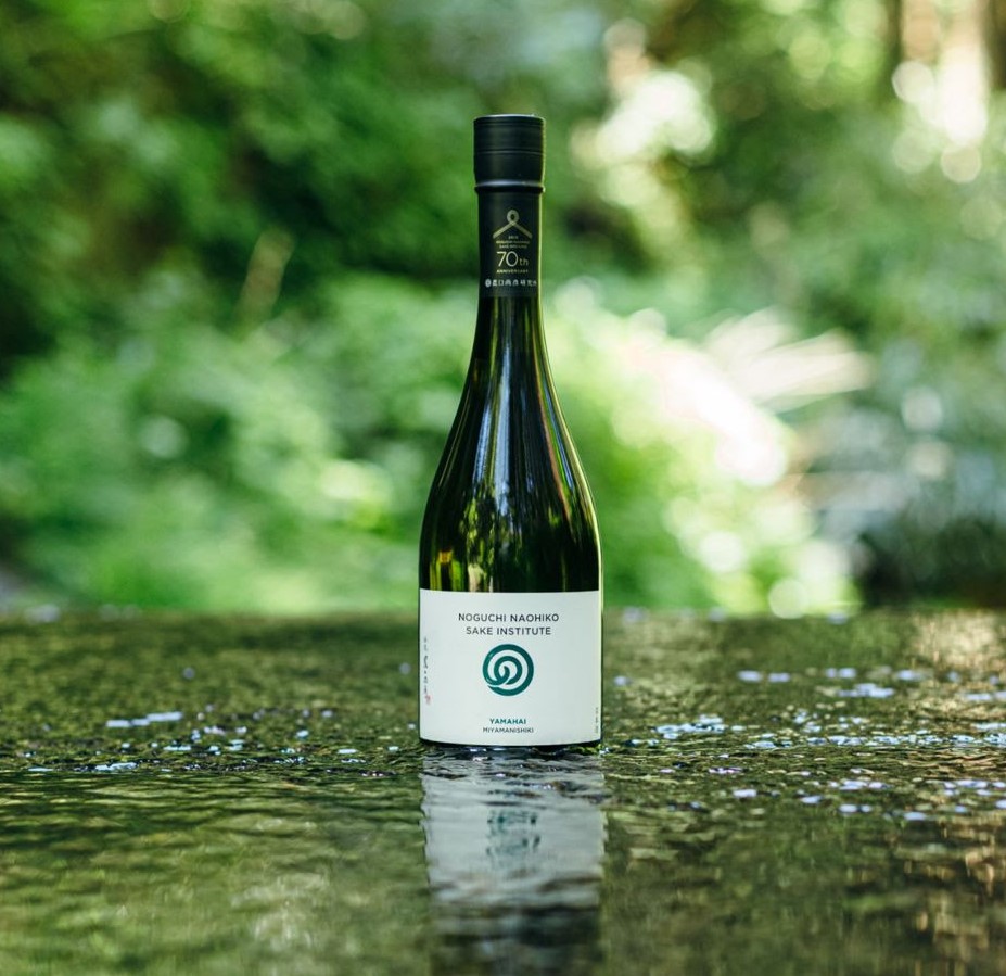 Img:Bottle of sake on clear water