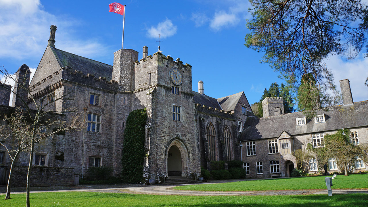 Img:Dartington Trust Building with green Glass