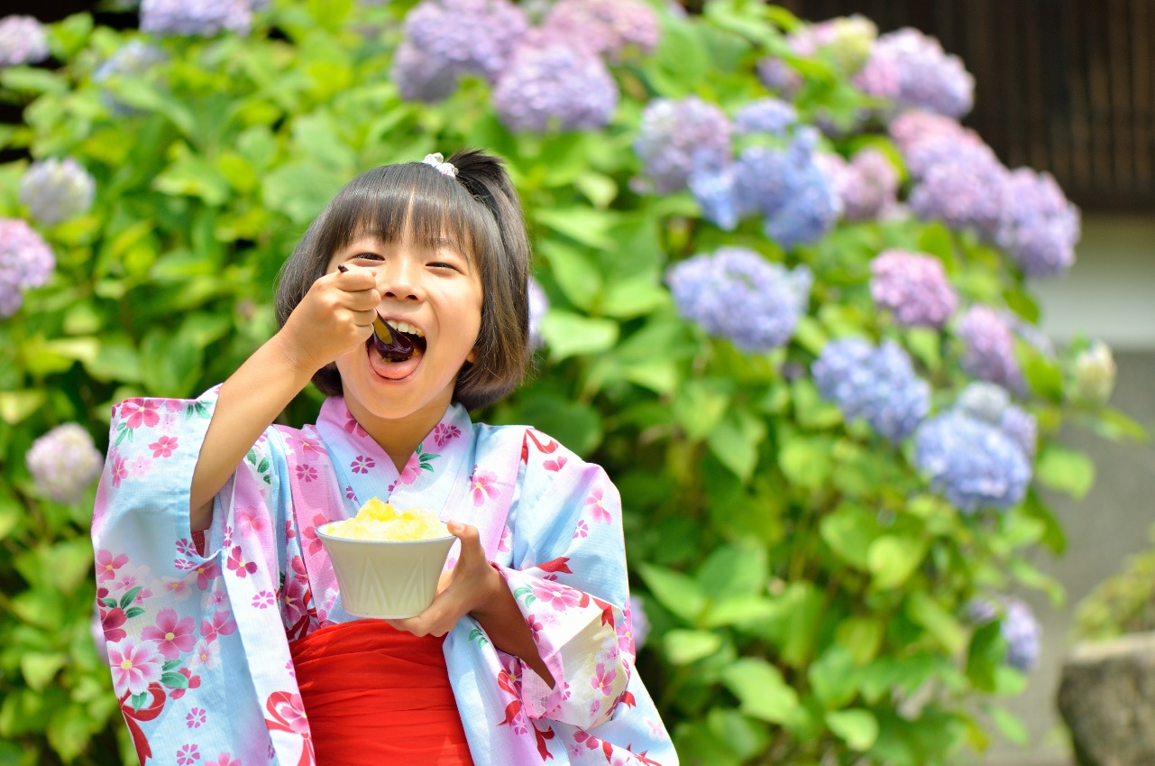 Img:Japanese Girl with yukata eating shaved ice