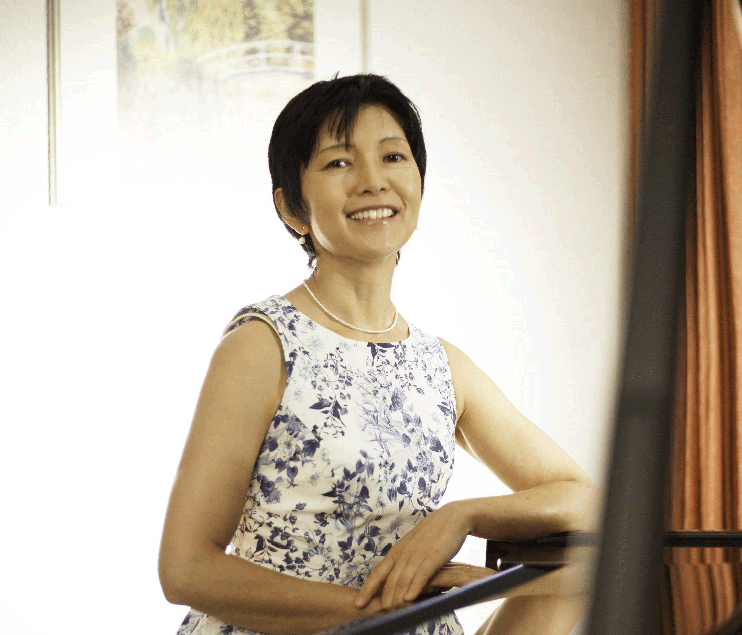Img:Lady posing with Piano