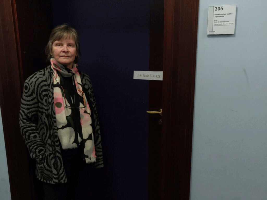 Img:Wooman standing by the door