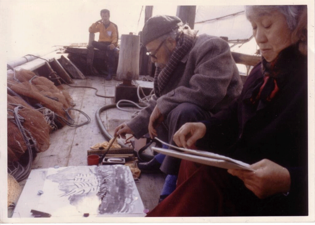 Img:man painting and woman reading on the boat
