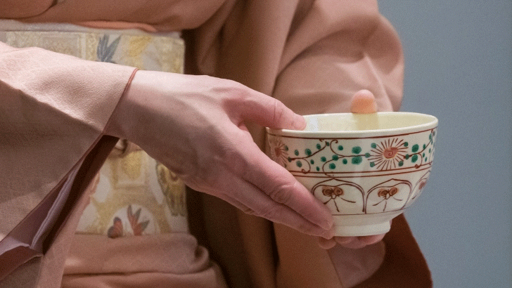 Img:woman in Kinomo holding Teacup