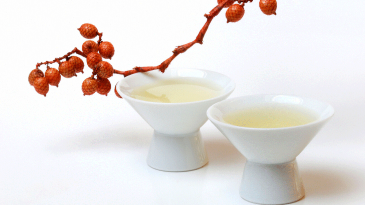 Img:Two White Sake cup and red berry