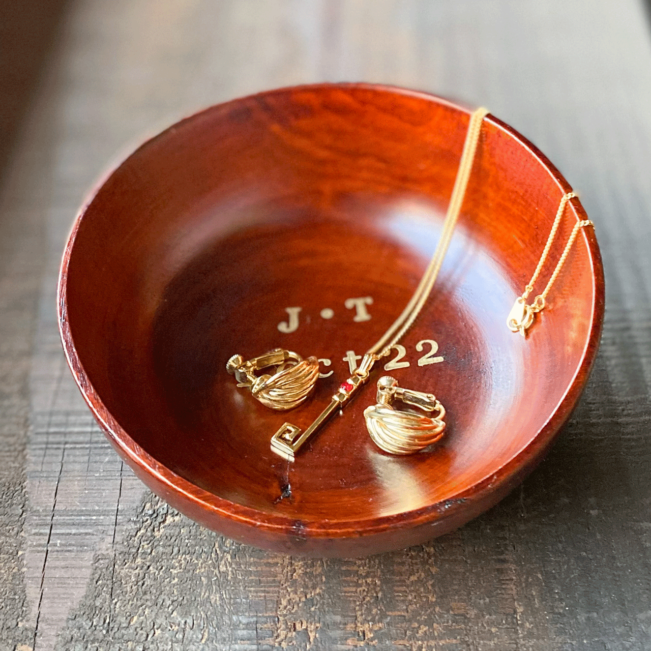 Img:Wooden tray with gold jwelly