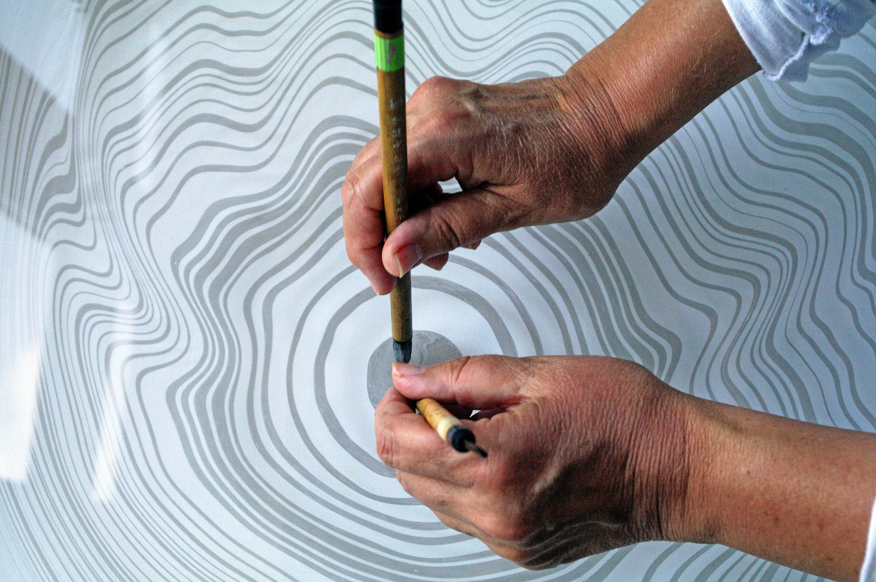 Img:adding sumi into white paint 