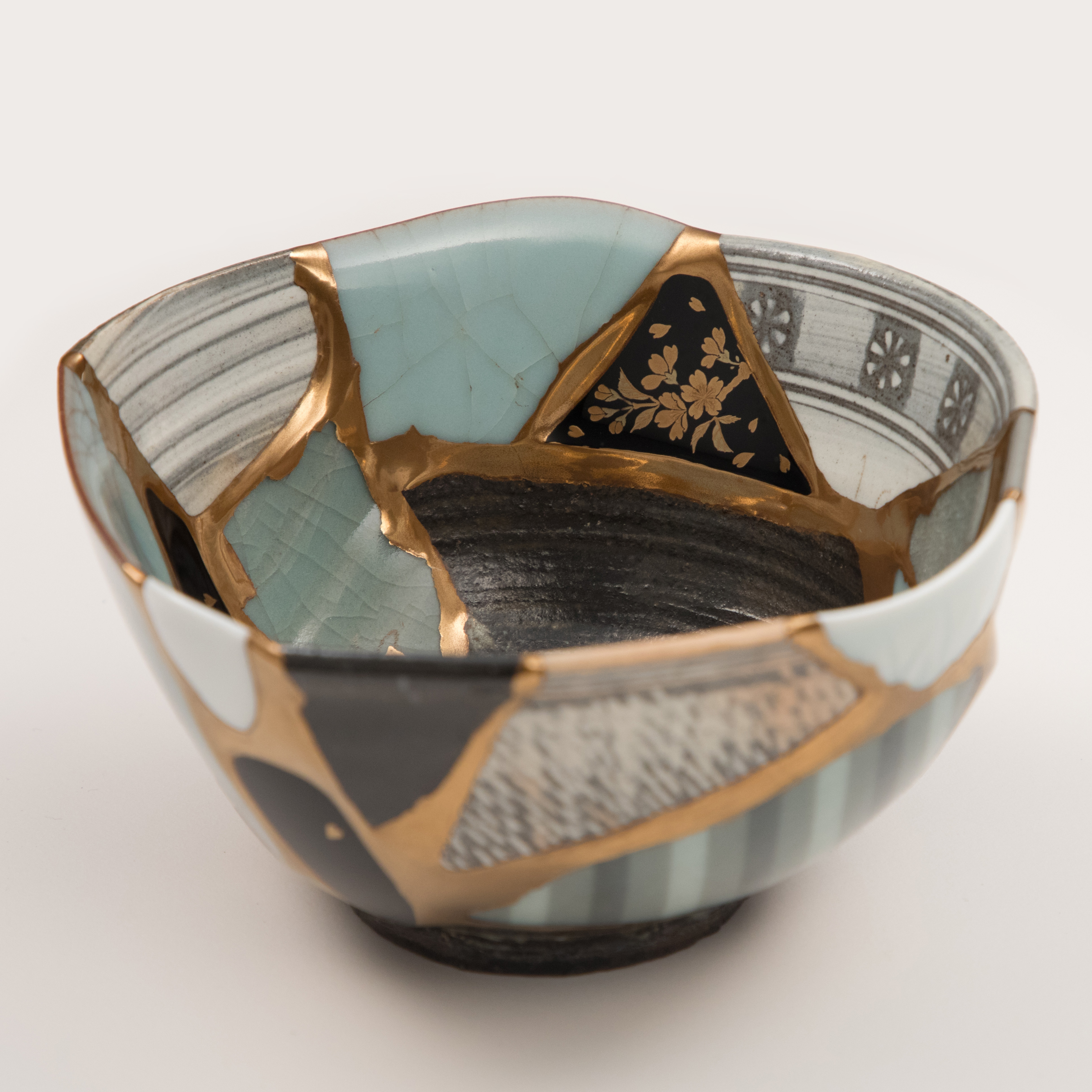 Img:Bowl mended by Kintsugi 