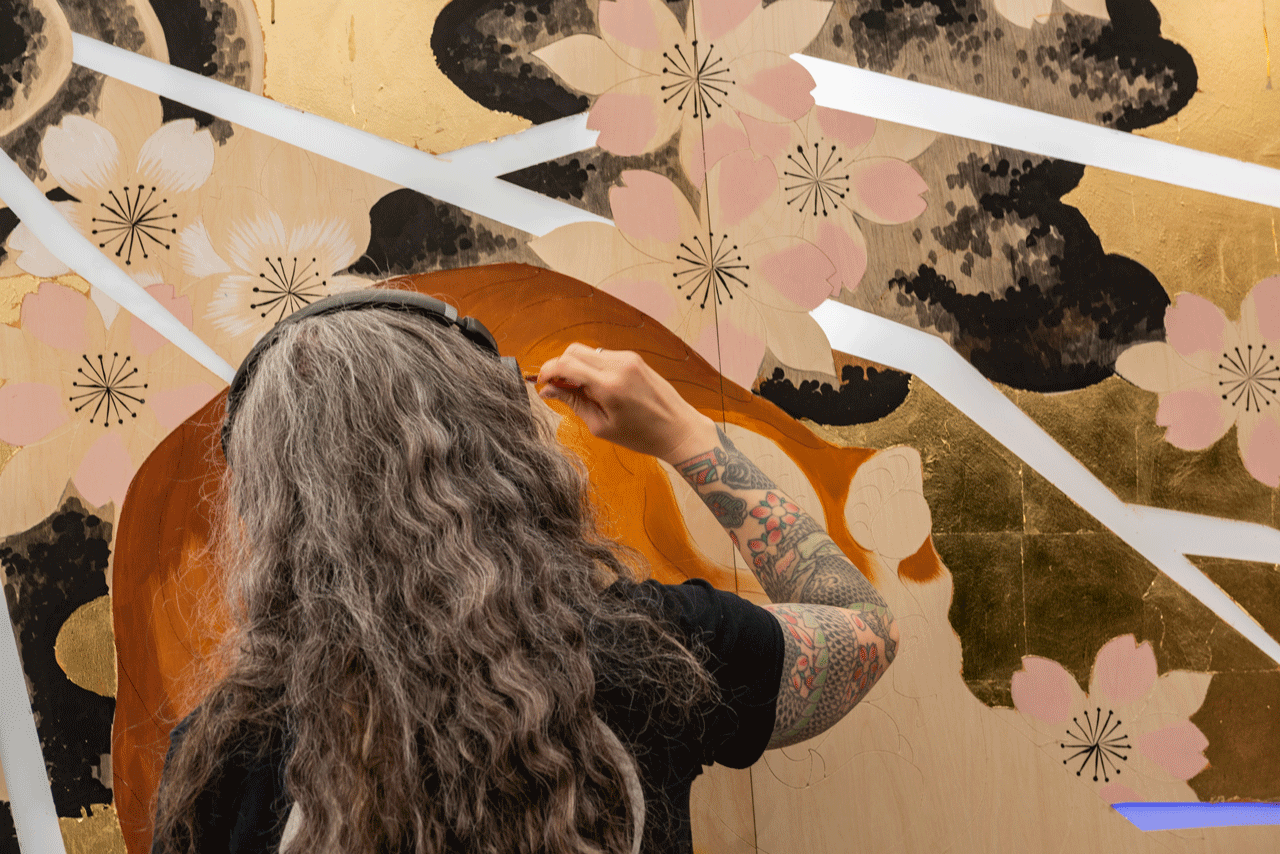 Img:Woman painting wall