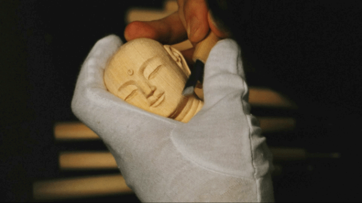 IMG:,Carving budda in the white grobed hand