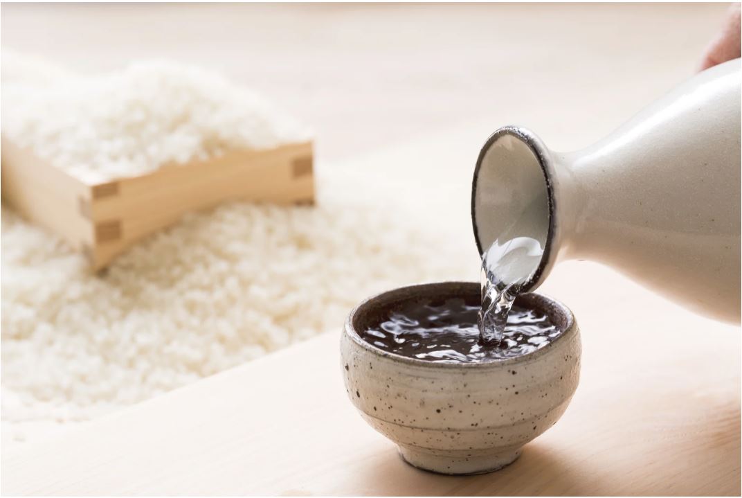 Img:Pouring sake into cup