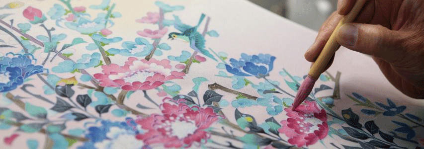 Img:painting flowers on kimono by hands