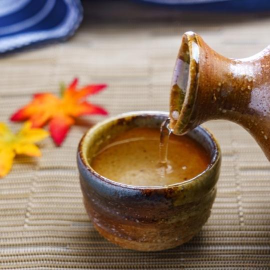 Img:ouring sake to the cup 