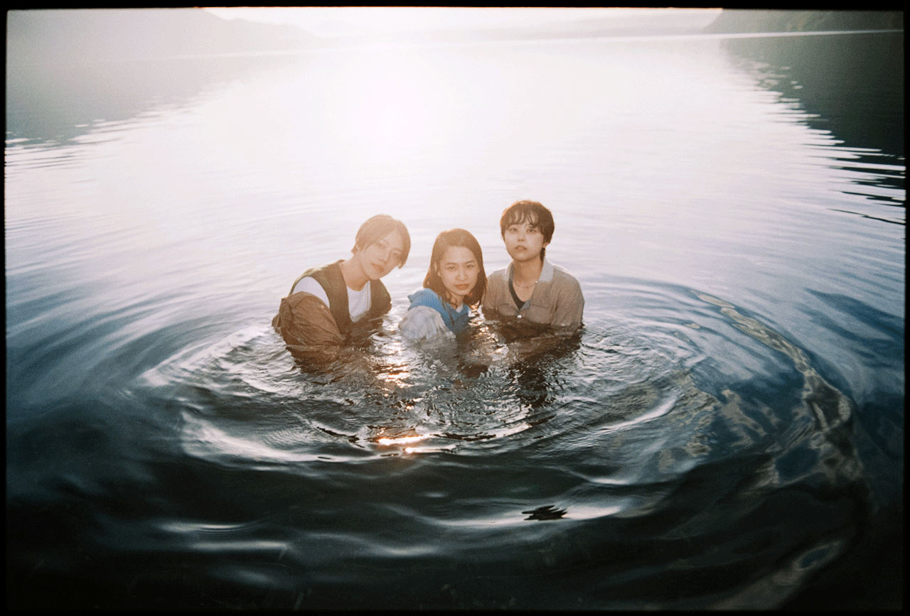 Img:Three Japanese girls in the water