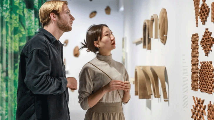 mg:men and woman looking at exhibition