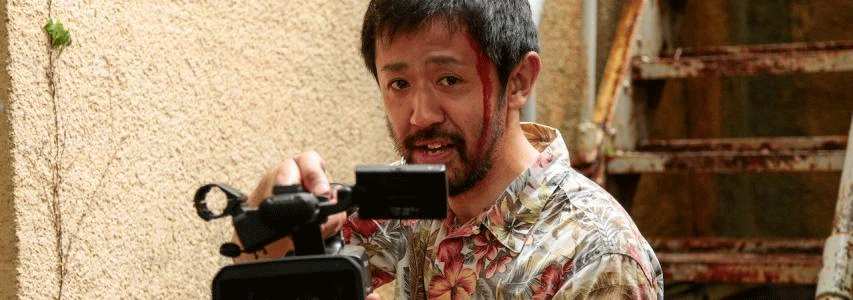 Img: Director shooting film even his head blooding