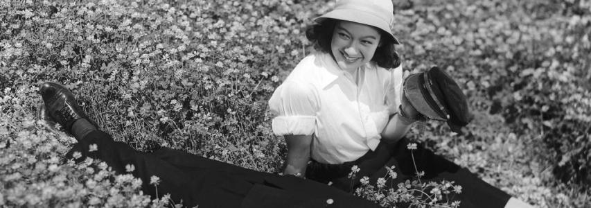 Img:woman sitiing in the flower field
