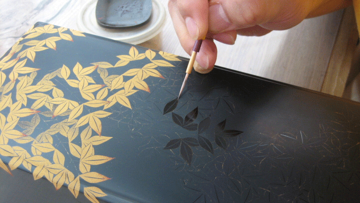 Img:painting leaf in gold