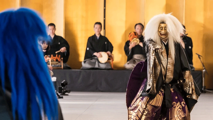 Img:Noh actors on the satage