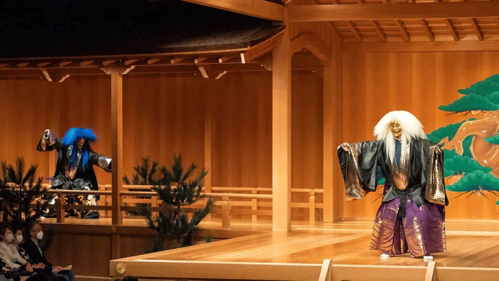 Img:Noh actor on the stage