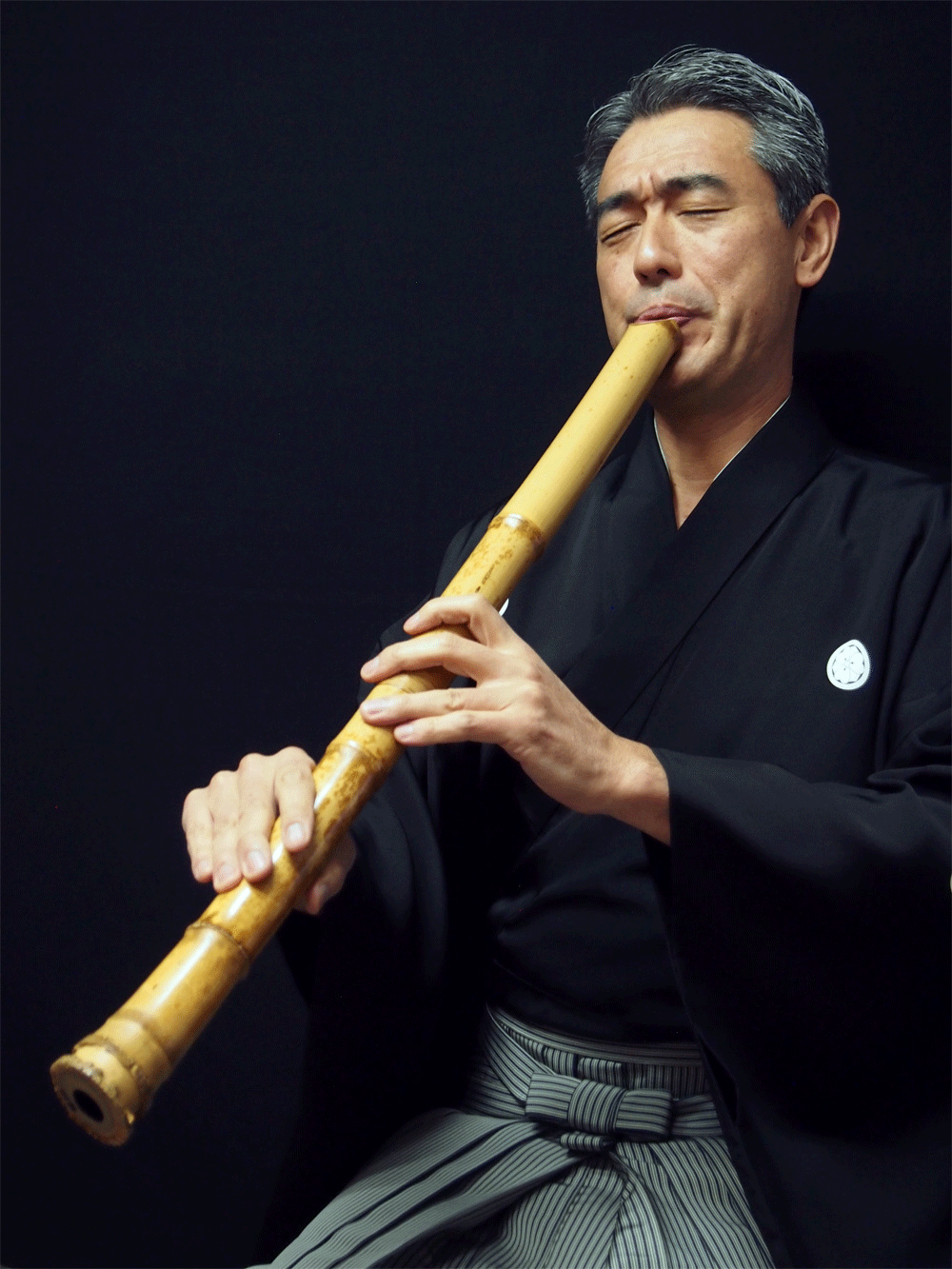 Img:man playing shakuhachi