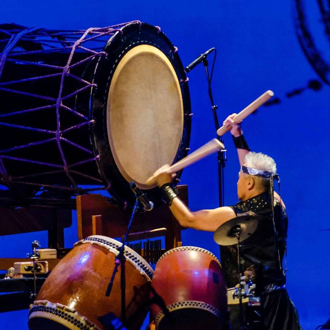 Img:man hitting japanese Drums 