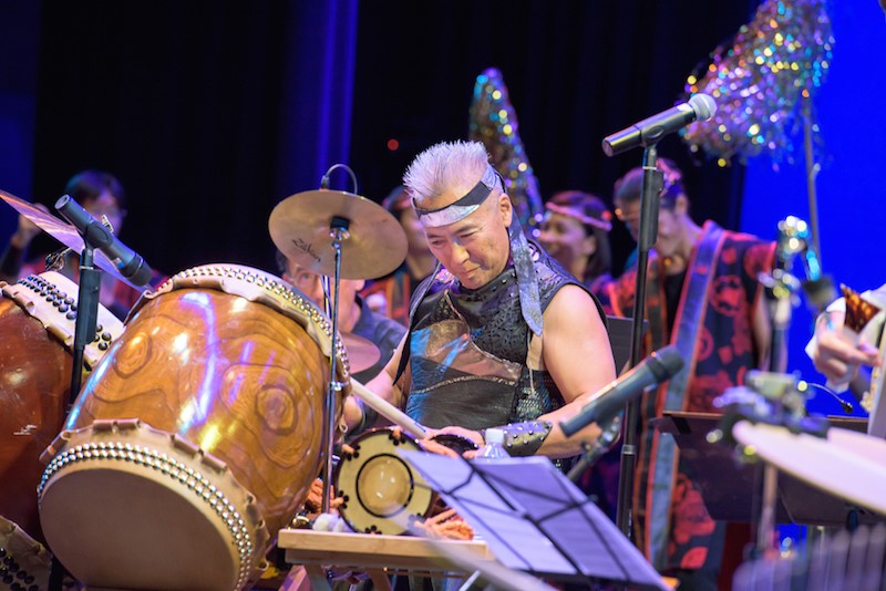 Img:Man with Japanese drums on the stage