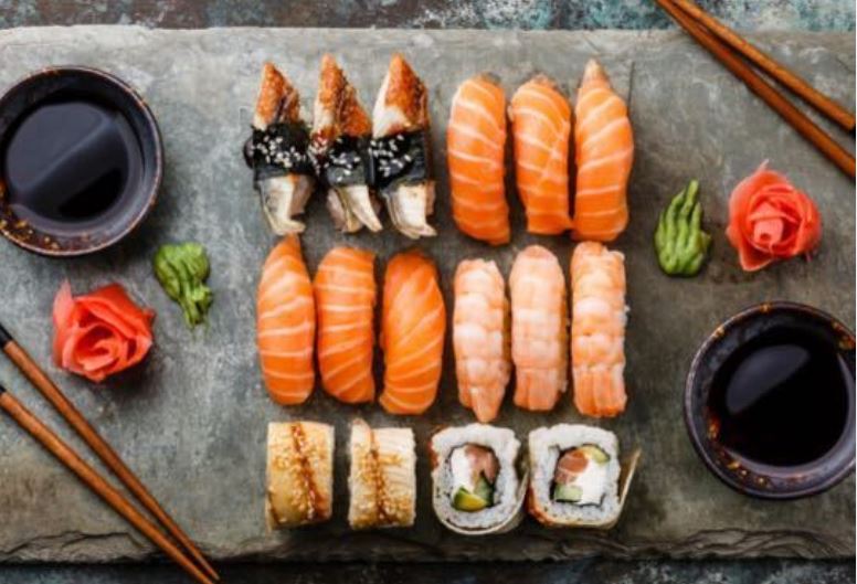 Img: sushi on the plate