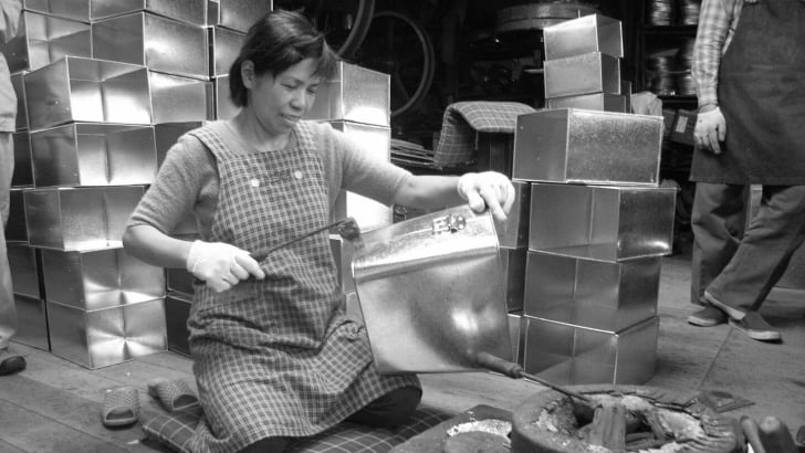 Img: Woman makeing boxes