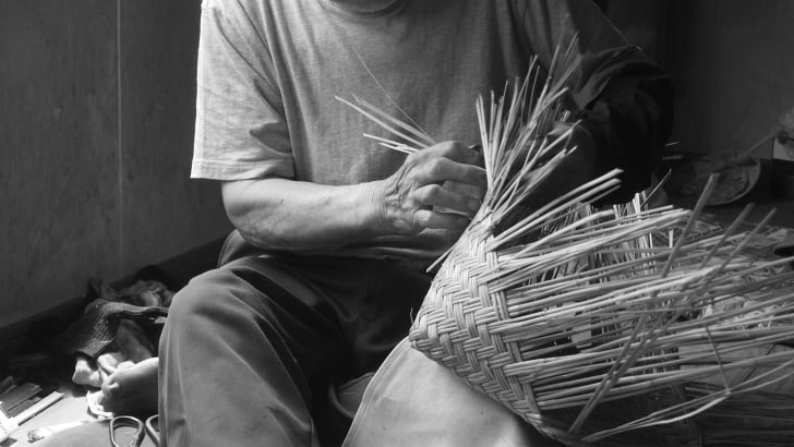 Img: man making bamboo basket