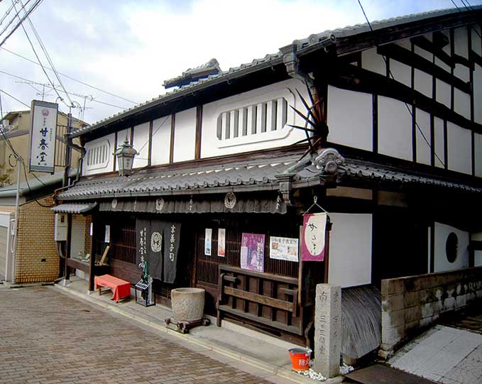 Family Firms as Institutions: Cultural reproduction and status maintenance among multicentenary shinise in Kyoto