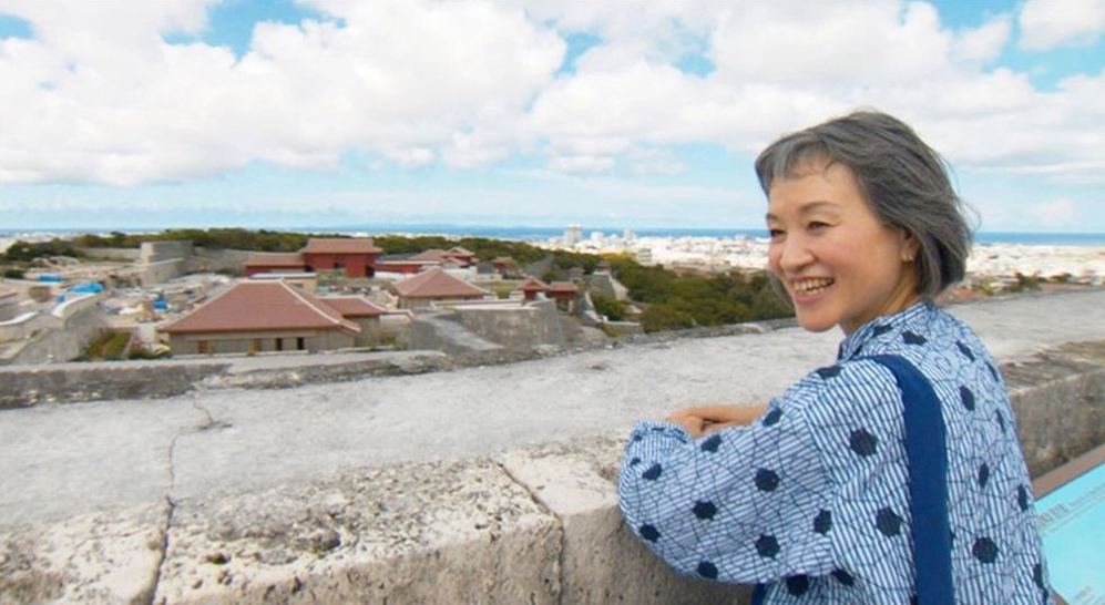 Img:Woman on rooftop in Okinawa