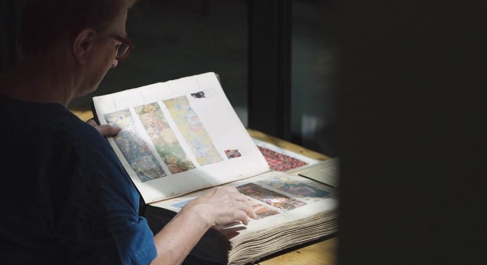 Img:Woman reading book