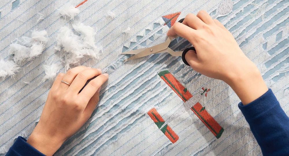 Img:Cutting fabric with scissors