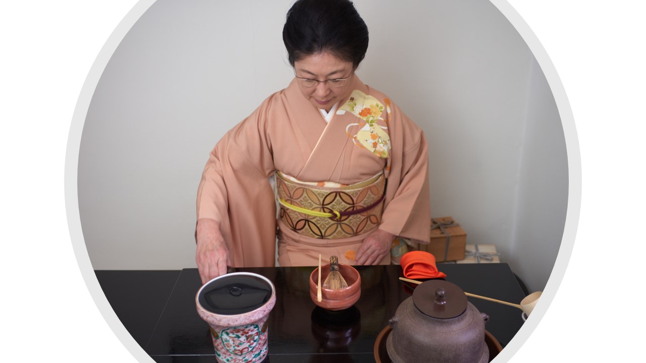Img:Woman with tea ceremony set