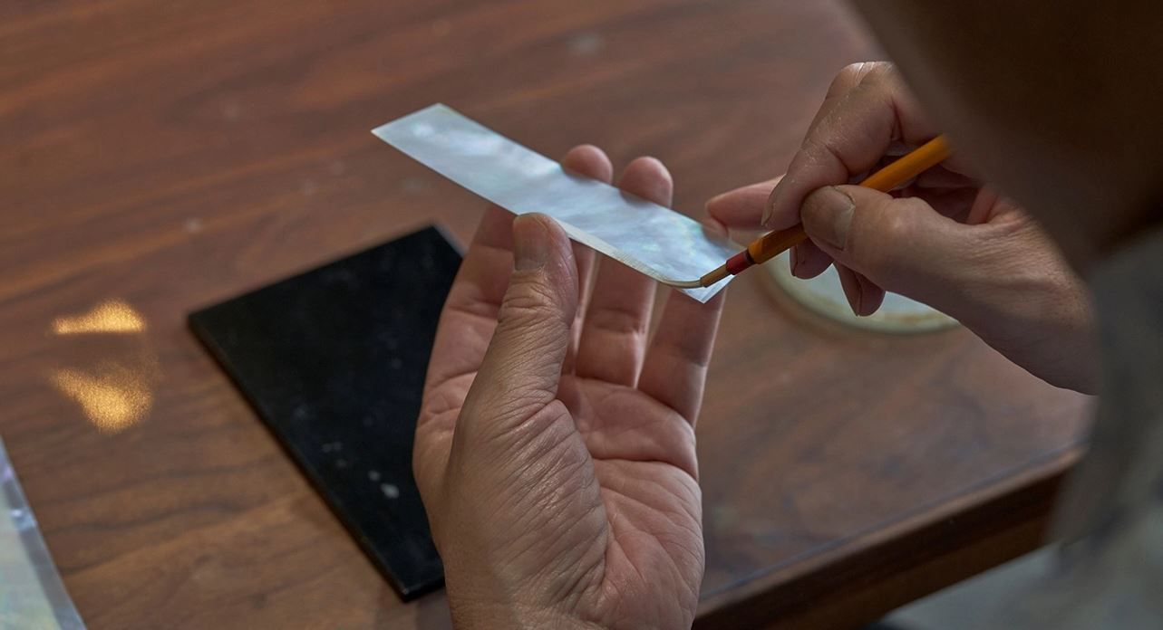Img: Hand painting iridescent material