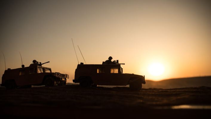 Img:American humvees driving across Afghan desert