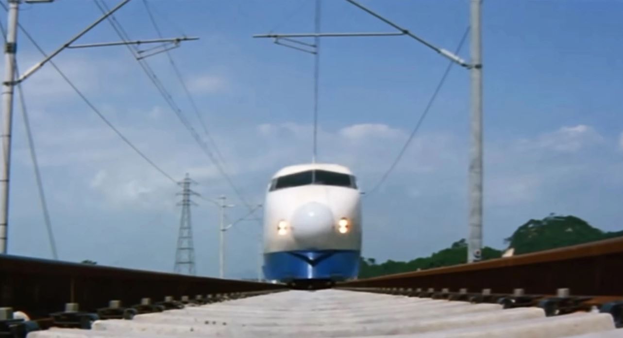 Img:Bullet train moving toward camera