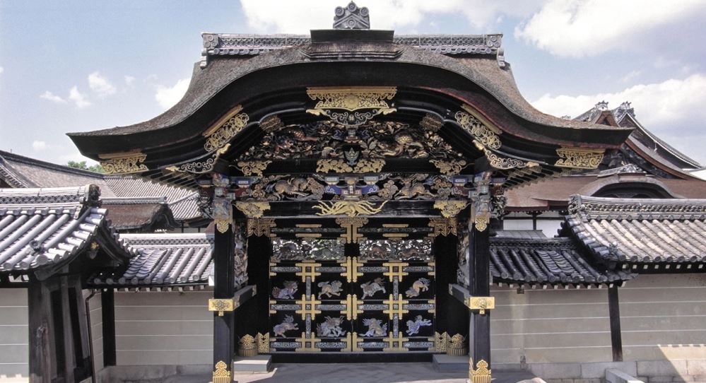Img: Temple facade painted gold and black